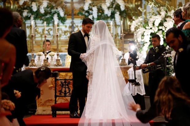 Vestido de noiva de Preta Gil tem 50 mil pérolas e renda chantilly francesa (Foto: Ag. News)