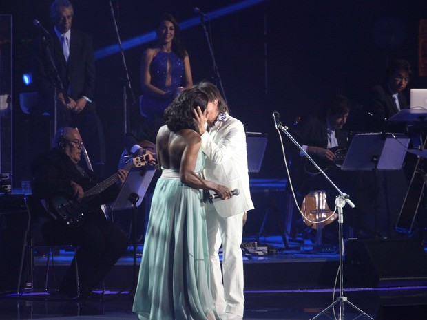 Glória Maria beija Roberto Carlos em show no Rio (Foto: Claudio Andrade/ Foto Rio News)