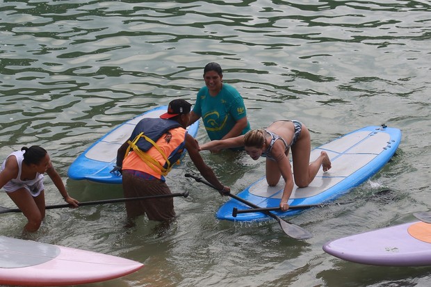 Antonia Fontenelle fazendo stand up paddle (Foto: Dilson Silva/ Ag. News)