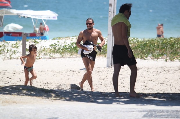 Daniel Oliveira com seu filho na praia  (Foto: Dilson Silva/Agnews)