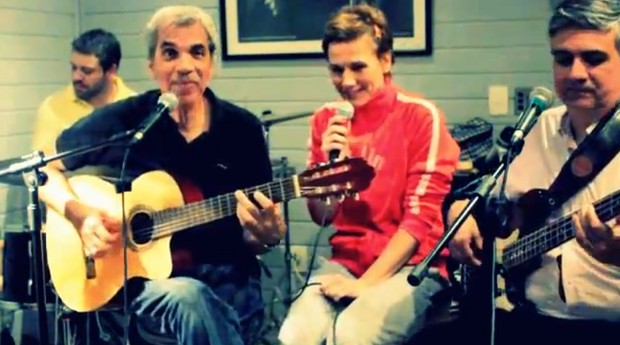 Andrea Veiga cantando &#39;Ilariê&#39; (Foto: Video/Reprodução)