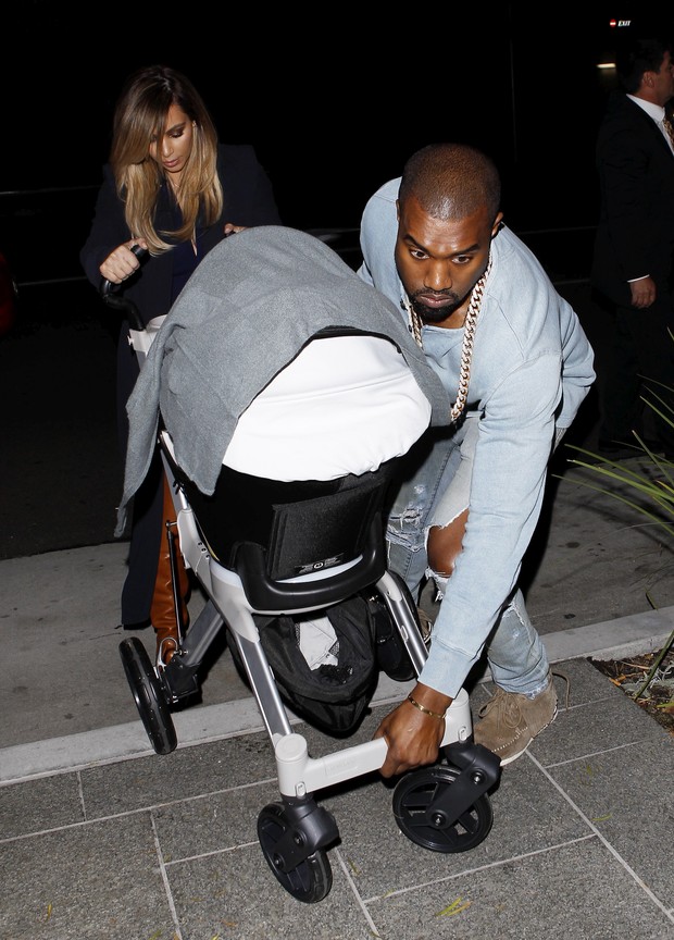 X17 - Kim Kardashian e Kanye West com a filha, North, em Los Angeles, nos Estados Unidos (Foto: X17/ Agência)