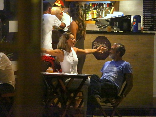 Paolla Oliveira e o namorado, Rogério Papinha, em bar na Zona Sul do Rio (Foto: Ag. News)