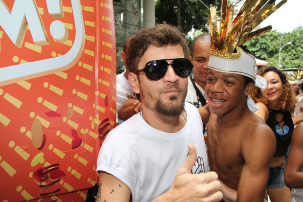Saulo chega em seu trio no carnaval de Salvador 2014 (Foto: Wallace Barbosa e JC Pereira e Vinicius Eduardo/AgNews)