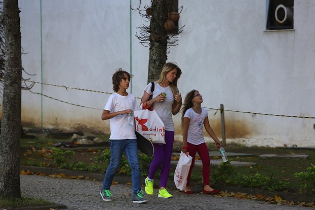 Susana Werner com os filhos (Foto: Marcello Sá Barreto / AgNews)