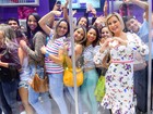 Com novo visual, Andressa Urach posa com fãs em evento em São Paulo
