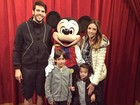 Carol Celico e Kaká posam com os filhos na Disney