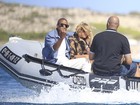 Com Beyoncé, Jay-Z se irrita com paparazzo e faz gesto obsceno