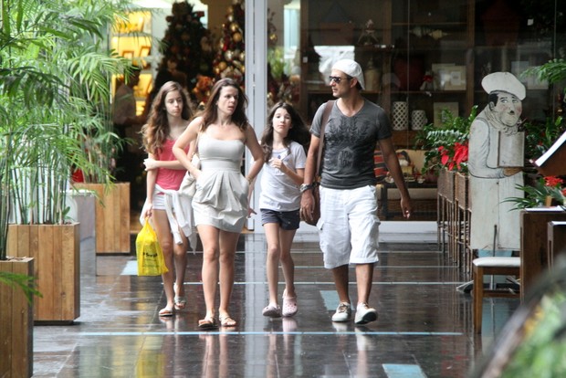 Marcos Pasquim com a namorada e a filha no shopping (Foto: Daniel Delmiro / AgNews)