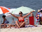 Luiza Brunet vai à praia no Rio e quase mostra demais