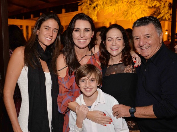 Mariana Coelho, Glenda Kozlowski com o filho Eduardo Graça e Arnaldo Cezar Coelho em festa na Zona Sul do Rio (Foto: Ari Kaye/ Divulgação)
