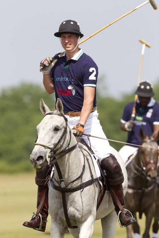 Príncipe William participa de torneio de polo (Foto: Facebook / Reprodução)