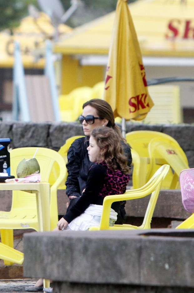 Ana Furtado pedala com a filha Isabella na orla de São Conrado  (Foto: Gil Rodrigues/ FotoRio News)