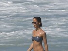 Fernanda de Freitas exibe boa forma em dia de praia com o namorado