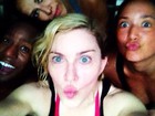 Sem maquiagem, Madonna manda beijo ao lado de amigas
