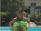 Giovanna Ewbank pula na piscina usando biquininho amarelo: 'Folga'