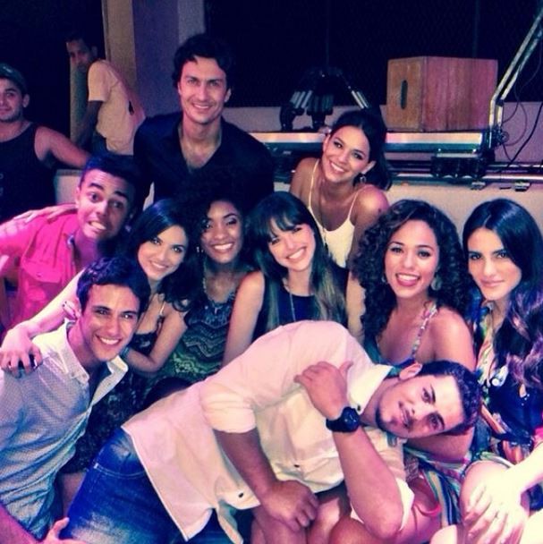 Bruna Marquezine e Gabriel Braga Nunes com colegas de elenco de Em Familia (Foto: Instagram/Reprodução)