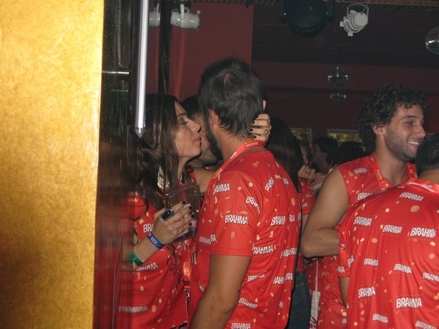 Thaila Ayala e Paulinho Vilhena trocam carinhos durante show de Naldo (Foto: EGO)