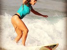 Fani se equilibra em prancha de surfe 