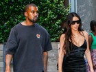 Kim Kardashian usa pretinho decotado ao lado de Kanye West