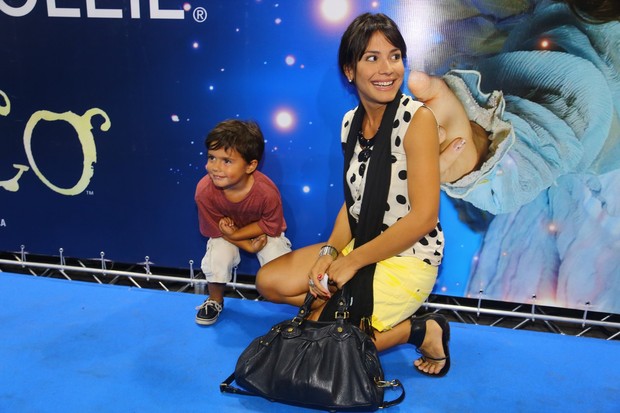 Juliana Knust e o filho (Foto: Marcello Sá Barreto / AgNews)