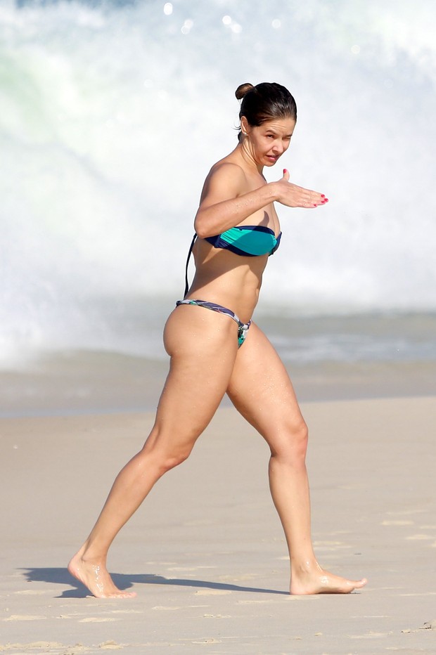 Bianca Rinaldi na praia (Foto: Dilson Silva / AgNews)