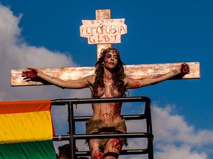 Viviany Beleboni 'crucificada' na Parada Gay (Foto: REUTERS/Joao Castellano )