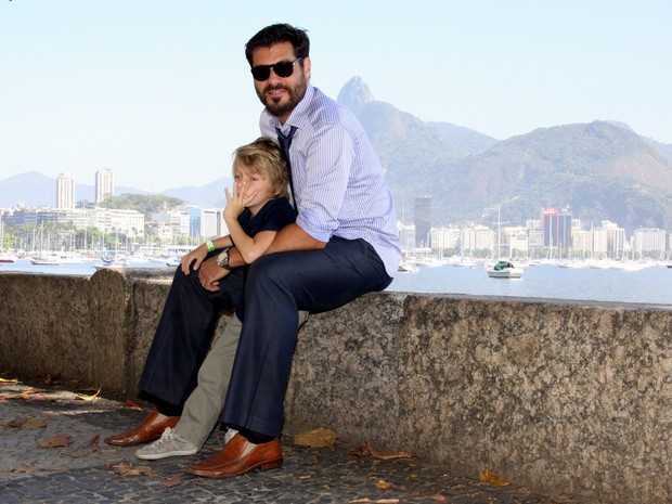Thiago Lacerda com o filho no casamento de Leonardo Franco (Foto: Alex Palarea / AgNews)