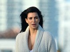 Grávida, Kim Kardashian usa biquíni branco para posar para fotos