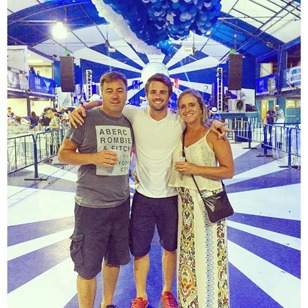 Rafael Licks com a família na quadra da Portela (Foto: reprodução/instagram)
