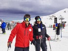 Ex-BBBs Talita Araújo e Rafael Licks esquiam na neve no Chile