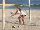 Sasha joga vôlei na praia da Barra da Tijuca, no Rio
