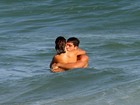Pérola Faria e o namorado na praia da Barra da Tijuca, no Rio
