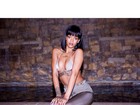 Rihanna faz pose sexy e mostra curvas com top e calça justinha