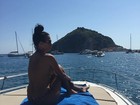Ariadna volta a fazer topless, desta vez em um barco na Itália