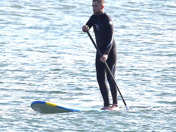 Robert Pattinson pratica stand up paddle em Malibu, em Los Angeles, nos Estados Unidos (Foto: X17/ Agência)
