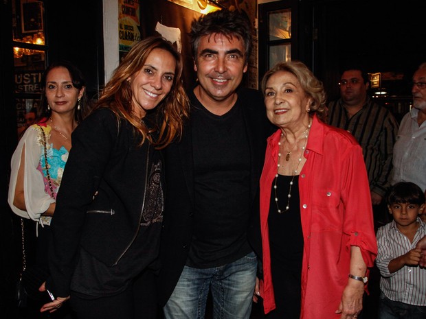 Eva Wilma com o filho e a nora em seu aniversário de 80 anos em um restaurante em São Paulo (Foto: Marcos Ribas/ Foto Rio News)
