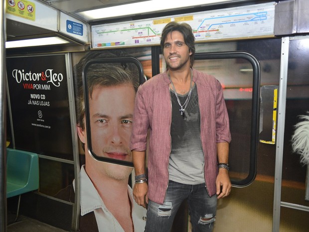 Leo, da dupla com Victor, em metrô no Rio (Foto: André Muzell/ Ag. News)