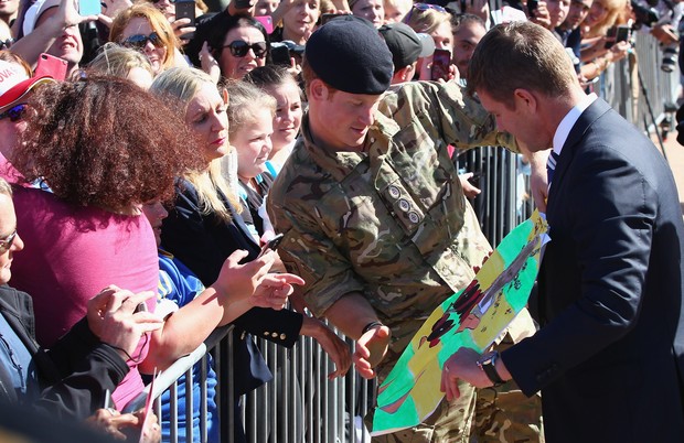 Príncipe Harry recebe presentes na Austrália (Foto: Getty Images/Agencia)