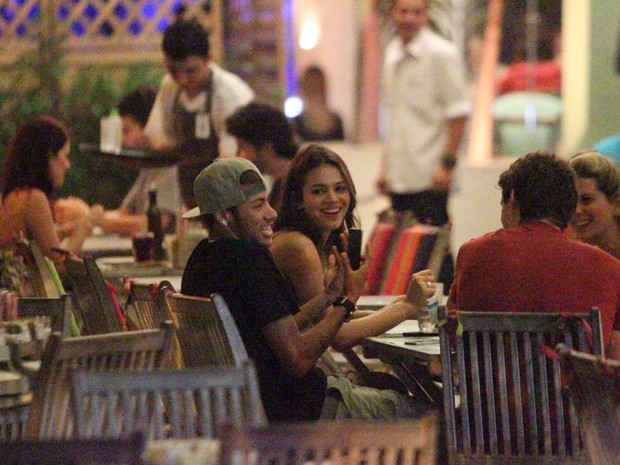Bruna Marquezine e Neymar em restaurante na Zona Oeste do Rio (Foto: Dilson Silva/ Ag. News)
