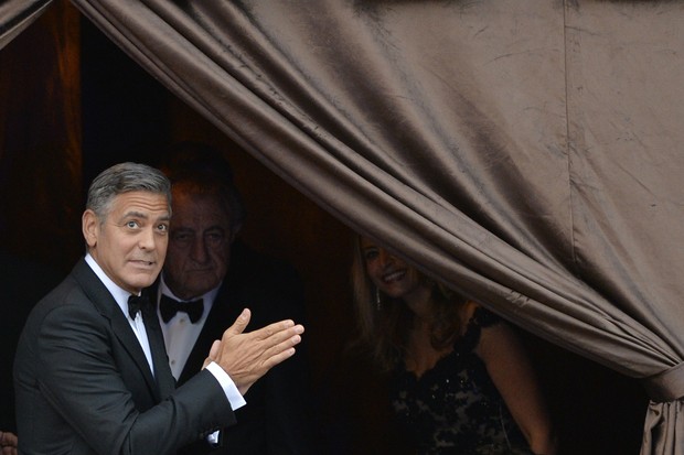 George Clooney chega ao hotel Aman (Foto: AFP)