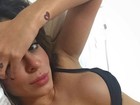 Alinne Rosa posa de top e exibe tatuagem sexy em selfie