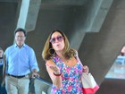 Susana Vieira é tietada por fãs ao embarcar em aeroporto no Rio