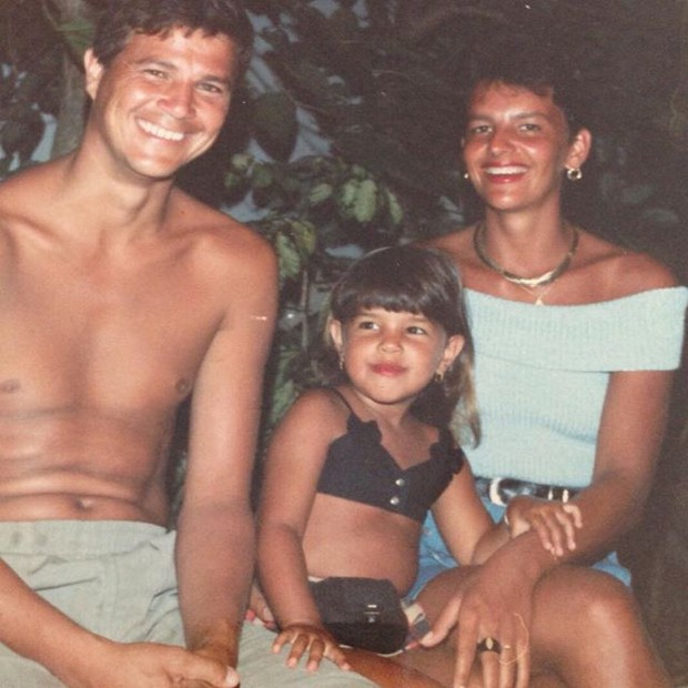 Mariana Rios ao lado dos pais (Foto: Reprodução/Instagram)