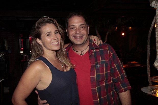 Andréia Sorvetão e o marido, Conrado, em festa em restaurante na Zona Oeste do Rio (Foto: Isac Luz/ EGO)