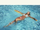 Karina Bacchi exibe corpo sarado em dia de piscina: 'Belo dia de sol'