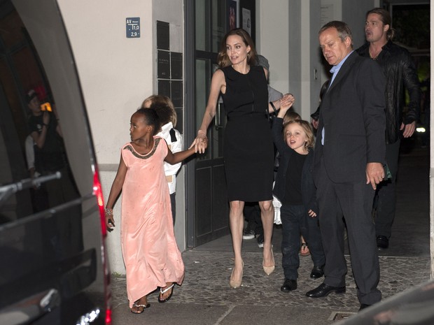 Angelina Jolie e Brad Pitt com os filhos Shiloh, Zahara, Knox Leon em restaurante em Berlim, na Alemanha (Foto: Splash News/ Agência)