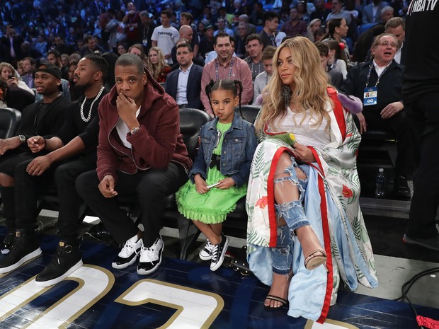 Beyoncé e Jay-Z com a pequena Blue Ivy em jogo de basquete em Nova Orleans, nos Estados Unidos (Foto: Ronald Martinez/ Getty Images/ AFP)
