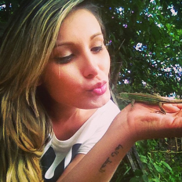 Andressa Urach posta foto com lagarto (Foto: Instagram / Reprodução)