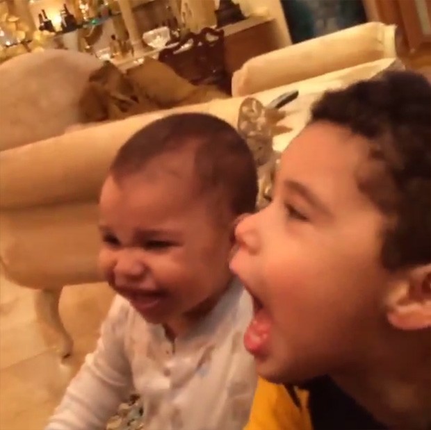 Zezé Di Camargo posta vídeo com os netos (Foto: Instagram / Reprodução)